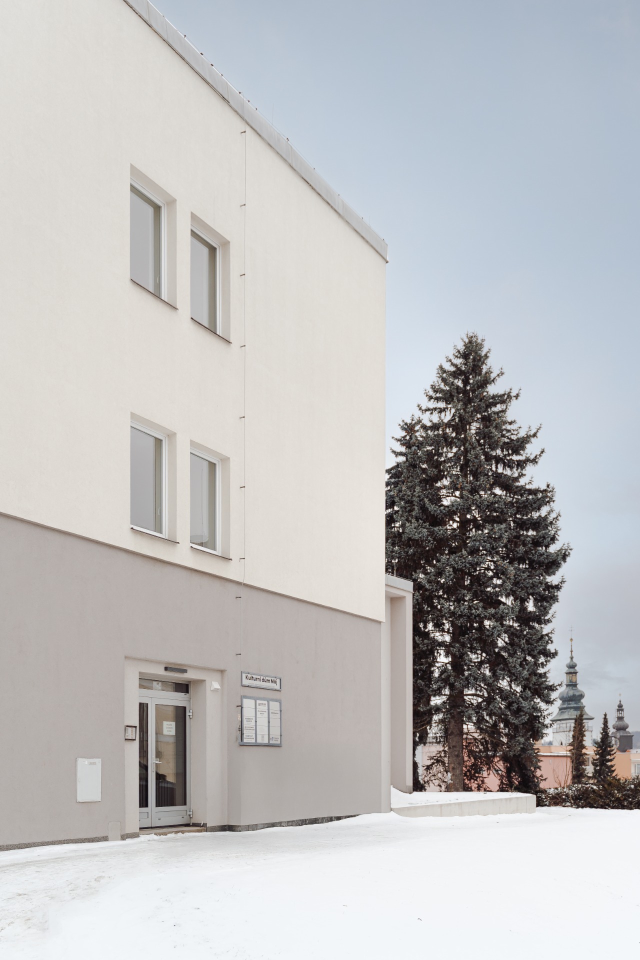 Boční vchod do budovy